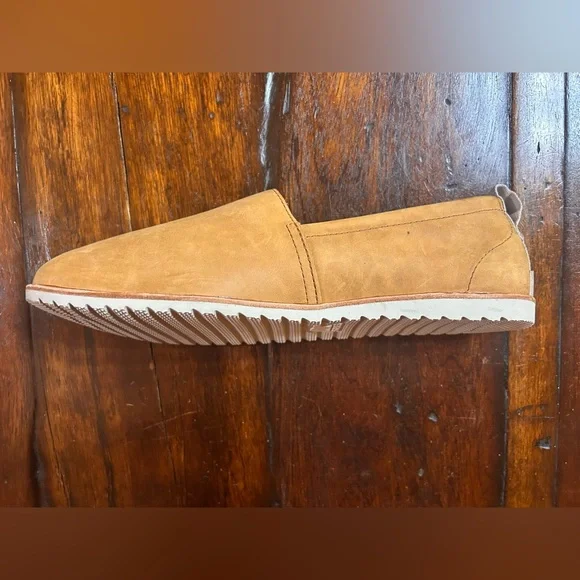 Sorel Ella Slip On Camel Brown Size 8.5  New with one spot on shoe. - Picture 9 of 12